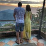 Timur Batrutdinov Instagram - Когда ехал холостяком на отдых, не ожидал, что окажусь в шоу "Холостяк". Постоянно случайно оказываемся с @buzova86 в самых романтичных местах. Так же камеры повсюду, две из которых наши. Так же вся страна следит. Дежавю! Справедливости ради, мы и правда смотримся неплохо 🙌😍🤤😬