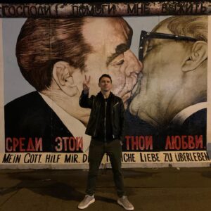 Timur Batrutdinov Instagram - Не считаю себя фотогеничным, поэтому фоткался ночью. В какой позе мне фоткаться дальше? 1, 2, 3 или поискать другую?
#хбдс #евротур #берлин