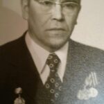 Timur Batrutdinov Instagram - 🌷Блинов Алексей Николаевич (03.01.1928-11.07.2011). После окончания школы юнг осенью 1943 года он был направлен на Тихоокеанский флот. В августе 1945 года началась война с Японией. Алексей принял участие в военных действиях на Канонерской лодке «Красная Звезда», воевал до полной капитуляции Японии. В 1947 году окончил школу мичманов. Имеет боевые награды: медаль «За победу над Японией», Орден Отечественной войны II степени, а также награждён медалью «Ветеран труда» и юбилейными медалями. 🌷Смирнов Константин Степанович (30.12.1922 - 24.06.1976) С 1 курса, в 1942 году, был призван на фронт, был стрелком  84 мотострелкового батальона, находился в звании красноармейца. 23 июля 1943 года получил тяжелое осколочное ранение мягких тканей правой голени и слепое осколочное непроникающее ранение мягких тканей правой половины грудной клетки. 🌷Трусов Александр Петрович (20.08.1912-07.11.1968) Во время Великой Отечественной войны Александр Петрович воевал, был награждён несколькими боевыми наградами, в том числе орденом Красной Звезды. Известно, что в 1944 году, в звании лейтенанта, он участвовал в боях в Маньчжурии. 🌷Кутузов Федор Алексеевич (1907-1975) В июле 1941 года Фёдор Алексеевич был призван в Красную Армию. До декабря 1941 года он проходил боевую подготовку в тылу. С декабря 1941 года уже воевал на Западном, затем на Калининском фронте в должности командира отделения связи, в звании младший сержант. С ноября 1943 года Фёдора Алексеевича перебросили на 2-ой Прибалтийский фронт. В августе 1944 года он был представлен к награде орденом Отечественной войны II степени за многочисленные личные боевые подвиги. Один из них он совершил в июле 1944 года в бою в районе города Малинова: он проявил отвагу, лично ликвидировав под непрерывным вражеским артиллерийским огнём 10 порывов линии связи, обеспечив её устойчивую работу.