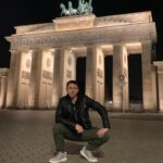 Timur Batrutdinov Instagram - Не считаю себя фотогеничным, поэтому фоткался ночью. В какой позе мне фоткаться дальше? 1, 2, 3 или поискать другую? #хбдс #евротур #берлин