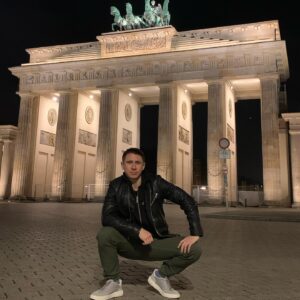 Timur Batrutdinov Instagram - Не считаю себя фотогеничным, поэтому фоткался ночью. В какой позе мне фоткаться дальше? 1, 2, 3 или поискать другую?
#хбдс #евротур #берлин
