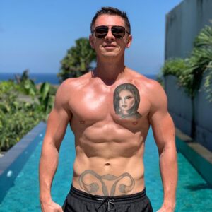 Timur Batrutdinov Instagram - В своих комментариях вы часто спрашивали, чьё это тело приделали к моей голове, чем натолкнули меня на идею. Какой вариант вам больше нравится?
1. Классический Батр
2. Трёхсисечный Батр из «Вспомнить всё»
3. Батр накаченное лицо
4. Татаро-Монгол
5. Батруки-базуки 
6. Батр-Кен
7. Жопатр
8. Батроноид
9. Буз-Батр
10. Батрошенко