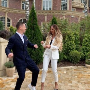 Timur Batrutdinov Instagram - Почему у меня в телефоне нет песен @buzova86 ? Потому что у меня есть возможность услышать их в живую. И не только услышать, но и поучаствовать в их исполнении. 
Смотрите сегодня в 20:30 на @tnt_online продолжение нашего совместного романтического шоу «План Б»
#планБ #эксклюзив #закадром #лайкер