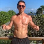 Timur Batrutdinov Instagram - Приятно, что вы оценили моё возвращение в спортивную форму) Поставленная цель, один месяц тренировок, спортивная диета, крутой тренер @yaki_ifbbpro и сквозь толщу прежних перекусов на ночь, пробились первые кубики 🎲🎲 Мне комфортней быть таким) Ловите мой кинотело-дэнс🎬💪😎 Лайк, если всё видео смотрели на птичку 🦅 Music track is “Shakedown” by Jackal #батрутдинов #кинотело #батротело #пузо #сиськи #раздражающийконтент
