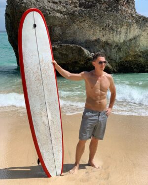 Timur Batrutdinov Instagram - Дайте мне доску для сёрфа и я переверну...сь на ней. 🏄🏻‍♂️🔄