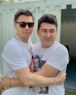Timur Batrutdinov Instagram - Фото с другом
#вкфест #тахирычи #батрутдинов #мусагалиев #обнимашки #желтаяпрессачеллендж