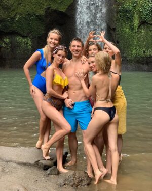Timur Batrutdinov Instagram - Некоторые кадры из-за кадра сегодняшнего выпуска «План Б». На нашем совместном свидании, мы с девочками окончательно привыкли к тому, что нас снимают камеры. И я наконец-то увидел моих красавиц в купальниках. Хотя, если б не было камер, мы бы наверняка вели себя ещё более дико. 
Напоминаю включить в 20-30 ТНТ
#планБ #тнт #бузова #батрутдинов #моидевочки