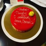 Timur Batrutdinov Instagram - История меня, как Игоря завершилась) Креативные извинения принимаются 🍰 Хотя, это ж не извинения - я ж не обиделся;) Признаюсь, мне немного грустно. Я уже начал привыкать к новому имени и уже мыслил, как Игорь 🤔 Минск, спасибо за наш совместный концерт!😘🌹 #хбдс #тур #минск #гастроли #смех #любовь #спасибозаторт #игорь