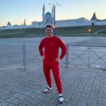 Timur Batrutdinov Instagram - Всем доброго вечера! Простите, дорогие подписчики, что совсем забросил свой Инстаграм. Просто в какой-то момент утерял его смысл. Смысл так и не нашёл, а фоток накопилось достаточно. Поэтому начну их потихоньку выкладывать. В этом же смысл?) Вот, я полторы недели назад был в Казани. Ничего необычного - татарин в центре Казани. Хотя, если присмотреться - дорожный знак показывает, что у меня в одно ухо влетает и из этого же вылетает. Поэтому назову фотку «Батруха - в ухо и из уха» ➡️👂↘️ Такое... Помогите мне, дорогие подписчики. Что бы вы хотели видеть в моей инсте? Розыгрыши, вайны, кубы, фотки со звёздами? Буду читать ваши комментарии.
