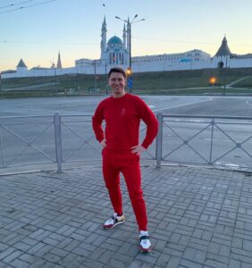Timur Batrutdinov Instagram - Всем доброго вечера! Простите, дорогие подписчики, что совсем забросил свой Инстаграм. Просто в какой-то момент утерял его смысл. Смысл так и не нашёл, а фоток накопилось достаточно. Поэтому начну их потихоньку выкладывать. В этом же смысл?) Вот, я полторы недели назад был в Казани. Ничего необычного - татарин в центре Казани. Хотя, если присмотреться - дорожный знак показывает, что у меня в одно ухо влетает и из этого же вылетает. Поэтому назову фотку «Батруха - в ухо и из уха» ➡️👂↘️ Такое... Помогите мне, дорогие подписчики. Что бы вы хотели видеть в моей инсте? Розыгрыши, вайны, кубы, фотки со звёздами? Буду читать ваши комментарии.