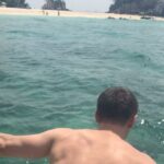 Timur Batrutdinov Instagram - Батрфляй. То самое видео из сториз @buzova86 , только с правильного ракурса🍑👀🌏🤦🏻‍♂️👈😂 Оператор @buzova86 Слова @buzova86 P.S. Только ленивый не прислал мне скрин этого эпичного прыжка)) Спасибо за внимание к моей пятой точке, она передаёт вам привет 👋🍑 #каникулывтае #продолжаются #ББ #БрассовыйБаттерфляй #смотритекакумею