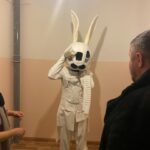 Timur Batrutdinov Instagram - Мне пишут, ты чего не выкладываешь зайца?! Слушаюсь и повинуюсь! И, как бы это ни звучало, выкладываю Зайца🐰 Вот, этапы становления зайца от первого драфта до сценической версии. Приветы и спасибы художникам по костюмам 😘 #шоумаска #заяц