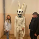 Timur Batrutdinov Instagram - Мне пишут, ты чего не выкладываешь зайца?! Слушаюсь и повинуюсь! И, как бы это ни звучало, выкладываю Зайца🐰 Вот, этапы становления зайца от первого драфта до сценической версии. Приветы и спасибы художникам по костюмам 😘 #шоумаска #заяц