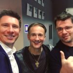 Timur Batrutdinov Instagram - Хаживали сегодня в театр имени Ермоловой на спектакль «Оркестр мечты. Медь». Восторг! Спасибо Олегу Евгеньевичу Меньшикову за ощущение лёгкости душевной, с которой мы все вышли из театра. Настоятельно рекомендую к посещению этого позитивнейшего шоу-спектакля!