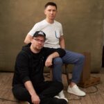Timur Batrutdinov Instagram - Гар, помнишь этот день? Мы сидим на проводе, за нами развёрнутый рулон непонятного цвета, у меня ещё не выросли руки и одна нарисованная женская грудь, ты ещё не умеешь ходить и у тебя очень короткие пальцы рук... Мы не знали, как нас зовут, мы просто смотрели вдаль. Это был день нашего знакомства. Никто тогда не знал, что через десять лет мы станем известнейшим в стране дуэтом - Лолитой и Цекало.. С днём рождения, мой юный друг! Желаю тебе достойно закрыть тридцатые. Жду тебя в сороковых, молодым и здоровым! Спасибо всем, кто делает тебя счастливым! Маму целуй! Сестёр обнимай! Юрию Николаичу здоровья крепчайшего! Супругу люби! Настенька - главный человек!😘