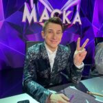Timur Batrutdinov Instagram – Привет! Нарушаю инстамолчание. Если вкратце, я наконец-то выздоровел и сразу с места в карьер – оказался в жюри самого популярного шоу на отечественном телевидении, «Маска». Благодарю Тимура Вайнштейна и ко за доверие и возможность продолжения этого праздника в моей жизни. Но главное спасибо вам, дорогие зрители за то, что атаковали все соцсети руководства и продлили жизнь зайца на этом шоу. Я счастлив присоединиться к сложившейся семье мастеров угадывания. Кстати, «Маска» идёт сейчас на НТВ – присоединяйтесь и пишите ваши версии.
Буду озвучивать самые залайканные варианты. До встречи! 
Буду выкладываться почаще 🤞😉
