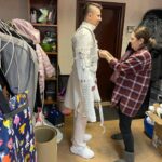 Timur Batrutdinov Instagram - Мне пишут, ты чего не выкладываешь зайца?! Слушаюсь и повинуюсь! И, как бы это ни звучало, выкладываю Зайца🐰 Вот, этапы становления зайца от первого драфта до сценической версии. Приветы и спасибы художникам по костюмам 😘 #шоумаска #заяц