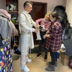 Timur Batrutdinov Instagram - Мне пишут, ты чего не выкладываешь зайца?! Слушаюсь и повинуюсь! И, как бы это ни звучало, выкладываю Зайца🐰 Вот, этапы становления зайца от первого драфта до сценической версии. Приветы и спасибы художникам по костюмам 😘 #шоумаска #заяц