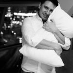 Timur Batrutdinov Instagram - Спасибо вам за сладкий мёд ваших комментариев к предыдущей фотке. Я сам обалдел от собственной непревзойдённости на том фото. Однако, это целиком и полностью заслуга фотографа Тани Ивановой @ittalia , которая даже пришла на Камеди, чтобы пригласить меня на фотосессию. Она работает исключительно при дневном свете, никакого искусственного освещения. Я пришёл к ней, когда активным оставалось только искусственное освещение. При этом, честно, не было особого желания фотографироваться. Но Таня, держа в одной руке бра, в другой фотоаппарат, кинула мне подушку и руководя моим подбородком и эмоциями, умудрилась сделать меня для истории лучше чем я есть. Убедился, что хороший фотограф - это тот же режиссёр, помещающий целое кино в несколько, а то и в один кадр. @ittalia , ты - профессиональная молодчина 👏 обещаю тебе фотосессию днём 😎 Наконец-то у меня приличные фотки появятся;) Всем спокойной ночи! Обнимаю! #подушка #батрушка #подушкибатрушки