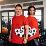 Timur Batrutdinov Instagram - Наши чисто случайные встречи, переросли в чисто случайную съемку 🇷🇺😎 Мы с Олей @buzova86 первыми примерили на себе новую коллекцию футболок и свитшотов от BELLA POTEMKINA @bellapotemkinaofficial . Я теперь готов и ко дню всех всех влюблённых, и к чемпионату мира по футболу в России 😎👫🎉 Кстати,старт продаж уже сегодня на сайте www.bellapotemkina.com 👏🏻#дружбанаграни #ольгабузова #тимурбатрутдинов #bellapotemkina #подарки #14февраля #love