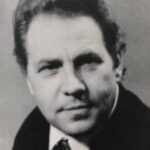 Timur Batrutdinov Instagram - На всей территории постсоветского пространства нет ни одной семьи, чья история не была бы связана с Великой Отечественной Войной. Память о наших мужественных предках - это та малая цена благодарности за их подвиг, которую мы обязаны платить пока живы. Вот история старшего брата моего деда. Валентин Дмитриевич Кузнецов родился в деревне Строково Волоколамского уезда Московской губернии (Волоколамского района Московской области). Хотя в некоторых документах он указывал место рождения – Волоколамск. Валентин был старшим сыном в семье. После него родились ещё два брата. Братья жили дружно и никому не давали себя в обиду. Их семья жила в фабричном посёлке. Мама работала ткачихой, а отец служил в пожарной части. В школьные годы Валентин проявлял особое прилежание к учёбе. Кроме учебы он вместе с братьями играл за футбольную команду фабрики, участвовал в театральных постановках классических произведений. Валентин строил планы на дальнейшую жизнь, но их нарушила война. Во время оккупации Волоколамска (с 27 октября 1941 года по 20 декабря 1941 года) Валентин жил в фабричном посёлке. Со слов его матери, она прятала своих сыновей в подполе дома. 12 февраля 1943 года, по достижении 18 лет, Валентин был призван в Красную Армию. После окончания курсов военных связистов Валентин служил в составе 63 отдельной роты связи радионавигационного обеспечения 31 гвардейского бомбардировочного авиаполка под командованием легендарной Валентины Гризодубовой. Его задачей было держать связь с боевыми самолётами. Валентин Дмитриевич участвовал в боях по освобождению Польши. Он имеет боевые награды: медаль «За Победу над Германией в Великой Отечественной Войне 1941 – 1945 г. г.», «Орден Отечественной войны II степени». Как многие фронтовики, Валентин Дмитриевич не любил вспоминать войну. Спасибо, дед, за то что защитил! Вечная память всем героям, защищавшим наше будущее! С Днём Победы!