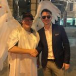 Timur Batrutdinov Instagram - На днях встретил на Тверской этого смешного купидона. Мы шли по улице с сестрой @batrtatr и тут он, как с неба свалился на нас со словами: «Возьмите свою девушку за руку и скажите, как Вы её любите» Я ему: «Это моя сестра» Он: «Тем более! Вы же любите свою сестру?» В итоге, он сначала сестру, потом меня просил повторять за ним слова, которые мы итак подразумевали, как брат и сестра, но никогда не говорили друг другу вслух. И с каждым словом мы оба понимали, что давно нуждались в этих словах. Говорите родным и близким, что вы их любите. Не подразумевайте. Это очень важно для них - услышать, а не догадываться. Купидон пообещал, что я скоро влюблюсь и оставил свой номер, чтоб я со своей любовью пришёл снова к нему. Приду обязательно🤞 #бытьдобру #купидон