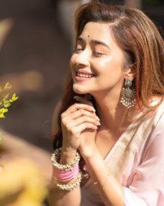 Tina Datta Instagram - Under the sun’s spell, pink saree tales unfold .. Amidst the gentle rays of sunlight, the soft folds of my saree weave tales of warmth and elegance, painting a picture of serene radiance ✨ . Happy Akshaytritiya 💕💕 . #SaariLover #SaariGirlForever