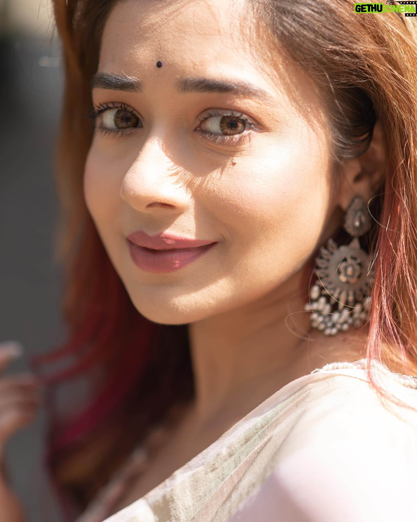 Tina Datta Instagram - Under the sun’s spell, pink saree tales unfold .. Amidst the gentle rays of sunlight, the soft folds of my saree weave tales of warmth and elegance, painting a picture of serene radiance ✨ . Happy Akshaytritiya 💕💕 . #SaariLover #SaariGirlForever