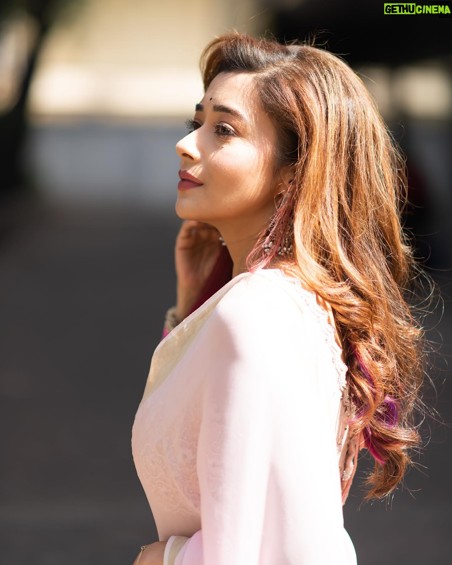 Tina Datta Instagram - Under the sun’s spell, pink saree tales unfold .. Amidst the gentle rays of sunlight, the soft folds of my saree weave tales of warmth and elegance, painting a picture of serene radiance ✨ . Happy Akshaytritiya 💕💕 . #SaariLover #SaariGirlForever