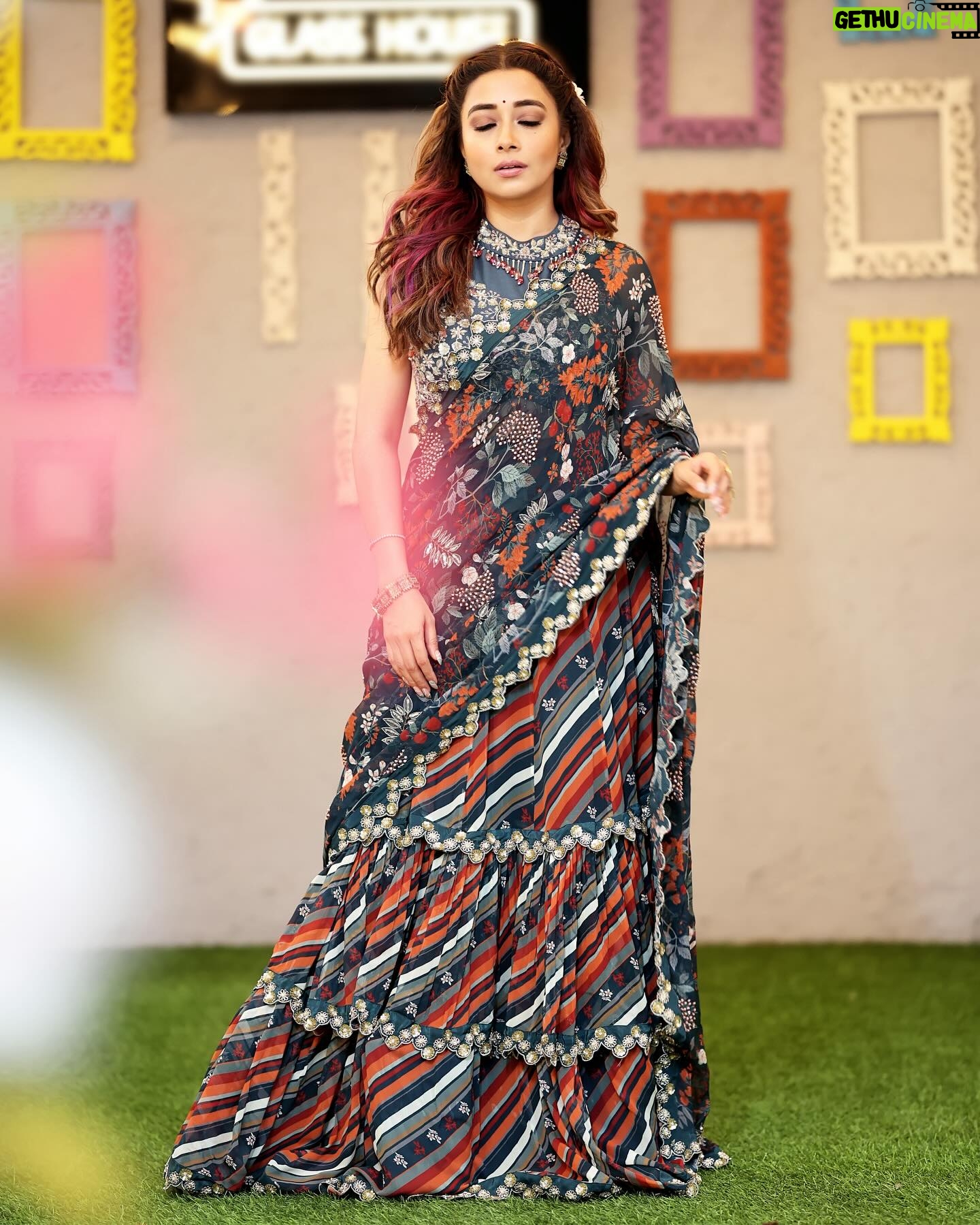 Tina Datta Instagram - A symphony of elegance and tradition adorned with the delicate grace of a gajra, narrated tales of timeless beauty under the starlit sky! . . #lookbook #stylefile #fyp #tinadatta