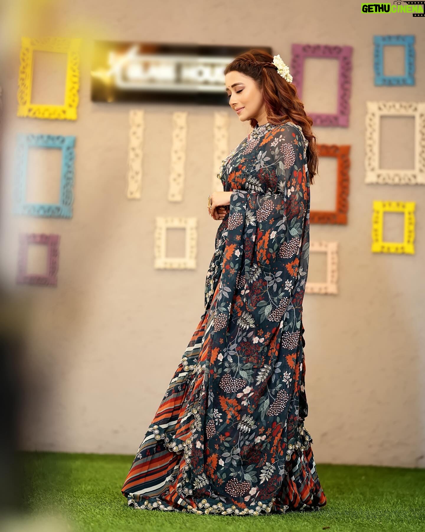 Tina Datta Instagram - A symphony of elegance and tradition adorned with the delicate grace of a gajra, narrated tales of timeless beauty under the starlit sky! . . #lookbook #stylefile #fyp #tinadatta