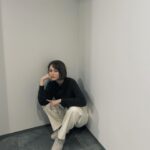 Tina Tamashiro Instagram - UNOHAのスニーカーは、アッパーにペットボトルを リサイクルした人工皮革も採用しているみたい🦛 若干の厚底がスタイルアップも叶えてくれます🦭 私はこのグレージュの色味がカジュアルにも、 どんな服装にも合わせやすくてUNOHAならではで お気に入りです🐰🐨 #PR #unoha