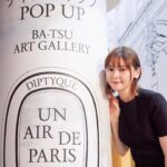Tina Tamashiro Instagram - 7/7〜17まで表参道のBA-TSU ART GALLERY/STANDBYにて 開催されているポップアップイベント 「Un Air de Paris（アン エール ドゥ パリ/パリの空気）」に行ってきました。 Diptyque 創業の地であるパリの街を香りで体感するこのイベントはなんと世界に先駆けて日本での開催だそうです。 メゾンのインスピレーションや 職人技の源へと通じる、グラフィカルで夢のように美しい散策へと誘う旅となりました。 調香師とアーティストのアトリエを パリからそのまま持ってきたような空気感。 全ての香りも試せたり、 ポップアップでしか買えない限定商品もありました。 ペーパーキャンドルのワークショップ も張り切って取り組みました🩵笑 PÂTISSERIE ASAKO IWAYANAGIが考案したパリと東京をイメージしたアイスクリームまで楽しめます🍨 予約制ですがどなたでも入れるそうなのでパリを巡る想像の街歩きをぜひ💭 @diptyque #DIPTYQUE #ディプティック#Diptyqueunairdeparis #Diptyqueパリの空気 Un Air de Paris Diptyque 私がこの日まとっていたのは、 LOMBRE DANS LEAUという香りです🌬️
