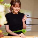 Tina Tamashiro Instagram - 7/7〜17まで表参道のBA-TSU ART GALLERY/STANDBYにて 開催されているポップアップイベント 「Un Air de Paris（アン エール ドゥ パリ/パリの空気）」に行ってきました。 Diptyque 創業の地であるパリの街を香りで体感するこのイベントはなんと世界に先駆けて日本での開催だそうです。 メゾンのインスピレーションや 職人技の源へと通じる、グラフィカルで夢のように美しい散策へと誘う旅となりました。 調香師とアーティストのアトリエを パリからそのまま持ってきたような空気感。 全ての香りも試せたり、 ポップアップでしか買えない限定商品もありました。 ペーパーキャンドルのワークショップ も張り切って取り組みました🩵笑 PÂTISSERIE ASAKO IWAYANAGIが考案したパリと東京をイメージしたアイスクリームまで楽しめます🍨 予約制ですがどなたでも入れるそうなのでパリを巡る想像の街歩きをぜひ💭 @diptyque #DIPTYQUE #ディプティック#Diptyqueunairdeparis #Diptyqueパリの空気 Un Air de Paris Diptyque 私がこの日まとっていたのは、 LOMBRE DANS LEAUという香りです🌬️