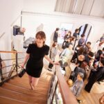 Tina Tamashiro Instagram - 7/7〜17まで表参道のBA-TSU ART GALLERY/STANDBYにて 開催されているポップアップイベント 「Un Air de Paris（アン エール ドゥ パリ/パリの空気）」に行ってきました。 Diptyque 創業の地であるパリの街を香りで体感するこのイベントはなんと世界に先駆けて日本での開催だそうです。 メゾンのインスピレーションや 職人技の源へと通じる、グラフィカルで夢のように美しい散策へと誘う旅となりました。 調香師とアーティストのアトリエを パリからそのまま持ってきたような空気感。 全ての香りも試せたり、 ポップアップでしか買えない限定商品もありました。 ペーパーキャンドルのワークショップ も張り切って取り組みました🩵笑 PÂTISSERIE ASAKO IWAYANAGIが考案したパリと東京をイメージしたアイスクリームまで楽しめます🍨 予約制ですがどなたでも入れるそうなのでパリを巡る想像の街歩きをぜひ💭 @diptyque #DIPTYQUE #ディプティック#Diptyqueunairdeparis #Diptyqueパリの空気 Un Air de Paris Diptyque 私がこの日まとっていたのは、 LOMBRE DANS LEAUという香りです🌬️