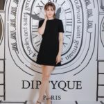 Tina Tamashiro Instagram - 7/7〜17まで表参道のBA-TSU ART GALLERY/STANDBYにて 開催されているポップアップイベント 「Un Air de Paris（アン エール ドゥ パリ/パリの空気）」に行ってきました。 Diptyque 創業の地であるパリの街を香りで体感するこのイベントはなんと世界に先駆けて日本での開催だそうです。 メゾンのインスピレーションや 職人技の源へと通じる、グラフィカルで夢のように美しい散策へと誘う旅となりました。 調香師とアーティストのアトリエを パリからそのまま持ってきたような空気感。 全ての香りも試せたり、 ポップアップでしか買えない限定商品もありました。 ペーパーキャンドルのワークショップ も張り切って取り組みました🩵笑 PÂTISSERIE ASAKO IWAYANAGIが考案したパリと東京をイメージしたアイスクリームまで楽しめます🍨 予約制ですがどなたでも入れるそうなのでパリを巡る想像の街歩きをぜひ💭 @diptyque #DIPTYQUE #ディプティック#Diptyqueunairdeparis #Diptyqueパリの空気 Un Air de Paris Diptyque 私がこの日まとっていたのは、 LOMBRE DANS LEAUという香りです🌬️