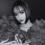 Tina Tamashiro Instagram - 昨夜は蜷川さんの個展の内覧会へお邪魔しました😉 蜷川さんの私物らしいのですが、♡ 素敵なTOMO KOIZUMIさんのドレスを着させて いただいて、ノボルさんのヘアメイクで もはやいつめんですね🥰安定感！笑 沢山の方がいらっしゃっていて、蜷川さんは 本当に愛されているし愛に溢れた場所でとても ほっこりした気持ちになりました😎 でも展示はバキバキです😎 蜷川さんこれからも宜しくお願いします🫶🏻らぶ 会期は長いので、中はゆっくり また次回見させてもらおうと思っています👐🏻楽しみ その時の様子はまたポストしますね📮 皆さんもぜひ遊びに行ってください👽 展覧会「蜷川実花展 EternityinaMoment 瞬きの中の永遠」 会期：2023年12月5日(火)〜2024年2月25日(日) 会場：虎ノ門ヒルズ 「トウキョウ ノード」 ギャラリーA・B・C 住所：東京都港区虎ノ門2-6-2 虎ノ門ヒルズ ステーションタワー 45F 開館時間：月・水・木・日曜日、祝日 10:00〜20:00 / 火曜日 10:00〜17:00 / 金・土曜日、祝前日 10:00〜21:00 ※入場はいずれも閉館30分前まで ※年末年始など休館日あり #蜷川実花展eim