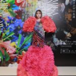 Tina Tamashiro Instagram - 昨夜は蜷川さんの個展の内覧会へお邪魔しました😉 蜷川さんの私物らしいのですが、♡ 素敵なTOMO KOIZUMIさんのドレスを着させて いただいて、ノボルさんのヘアメイクで もはやいつめんですね🥰安定感！笑 沢山の方がいらっしゃっていて、蜷川さんは 本当に愛されているし愛に溢れた場所でとても ほっこりした気持ちになりました😎 でも展示はバキバキです😎 蜷川さんこれからも宜しくお願いします🫶🏻らぶ 会期は長いので、中はゆっくり また次回見させてもらおうと思っています👐🏻楽しみ その時の様子はまたポストしますね📮 皆さんもぜひ遊びに行ってください👽 展覧会「蜷川実花展 EternityinaMoment 瞬きの中の永遠」 会期：2023年12月5日(火)〜2024年2月25日(日) 会場：虎ノ門ヒルズ 「トウキョウ ノード」 ギャラリーA・B・C 住所：東京都港区虎ノ門2-6-2 虎ノ門ヒルズ ステーションタワー 45F 開館時間：月・水・木・日曜日、祝日 10:00〜20:00 / 火曜日 10:00〜17:00 / 金・土曜日、祝前日 10:00〜21:00 ※入場はいずれも閉館30分前まで ※年末年始など休館日あり #蜷川実花展eim