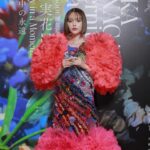 Tina Tamashiro Instagram - 昨夜は蜷川さんの個展の内覧会へお邪魔しました😉 蜷川さんの私物らしいのですが、♡ 素敵なTOMO KOIZUMIさんのドレスを着させて いただいて、ノボルさんのヘアメイクで もはやいつめんですね🥰安定感！笑 沢山の方がいらっしゃっていて、蜷川さんは 本当に愛されているし愛に溢れた場所でとても ほっこりした気持ちになりました😎 でも展示はバキバキです😎 蜷川さんこれからも宜しくお願いします🫶🏻らぶ 会期は長いので、中はゆっくり また次回見させてもらおうと思っています👐🏻楽しみ その時の様子はまたポストしますね📮 皆さんもぜひ遊びに行ってください👽 展覧会「蜷川実花展 EternityinaMoment 瞬きの中の永遠」 会期：2023年12月5日(火)〜2024年2月25日(日) 会場：虎ノ門ヒルズ 「トウキョウ ノード」 ギャラリーA・B・C 住所：東京都港区虎ノ門2-6-2 虎ノ門ヒルズ ステーションタワー 45F 開館時間：月・水・木・日曜日、祝日 10:00〜20:00 / 火曜日 10:00〜17:00 / 金・土曜日、祝前日 10:00〜21:00 ※入場はいずれも閉館30分前まで ※年末年始など休館日あり #蜷川実花展eim