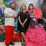 Tina Tamashiro Instagram - 昨夜は蜷川さんの個展の内覧会へお邪魔しました😉 蜷川さんの私物らしいのですが、♡ 素敵なTOMO KOIZUMIさんのドレスを着させて いただいて、ノボルさんのヘアメイクで もはやいつめんですね🥰安定感！笑 沢山の方がいらっしゃっていて、蜷川さんは 本当に愛されているし愛に溢れた場所でとても ほっこりした気持ちになりました😎 でも展示はバキバキです😎 蜷川さんこれからも宜しくお願いします🫶🏻らぶ 会期は長いので、中はゆっくり また次回見させてもらおうと思っています👐🏻楽しみ その時の様子はまたポストしますね📮 皆さんもぜひ遊びに行ってください👽 展覧会「蜷川実花展 EternityinaMoment 瞬きの中の永遠」 会期：2023年12月5日(火)〜2024年2月25日(日) 会場：虎ノ門ヒルズ 「トウキョウ ノード」 ギャラリーA・B・C 住所：東京都港区虎ノ門2-6-2 虎ノ門ヒルズ ステーションタワー 45F 開館時間：月・水・木・日曜日、祝日 10:00〜20:00 / 火曜日 10:00〜17:00 / 金・土曜日、祝前日 10:00〜21:00 ※入場はいずれも閉館30分前まで ※年末年始など休館日あり #蜷川実花展eim