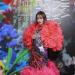 Tina Tamashiro Instagram - 昨夜は蜷川さんの個展の内覧会へお邪魔しました😉 蜷川さんの私物らしいのですが、♡ 素敵なTOMO KOIZUMIさんのドレスを着させて いただいて、ノボルさんのヘアメイクで もはやいつめんですね🥰安定感！笑 沢山の方がいらっしゃっていて、蜷川さんは 本当に愛されているし愛に溢れた場所でとても ほっこりした気持ちになりました😎 でも展示はバキバキです😎 蜷川さんこれからも宜しくお願いします🫶🏻らぶ 会期は長いので、中はゆっくり また次回見させてもらおうと思っています👐🏻楽しみ その時の様子はまたポストしますね📮 皆さんもぜひ遊びに行ってください👽 展覧会「蜷川実花展 EternityinaMoment 瞬きの中の永遠」 会期：2023年12月5日(火)〜2024年2月25日(日) 会場：虎ノ門ヒルズ 「トウキョウ ノード」 ギャラリーA・B・C 住所：東京都港区虎ノ門2-6-2 虎ノ門ヒルズ ステーションタワー 45F 開館時間：月・水・木・日曜日、祝日 10:00〜20:00 / 火曜日 10:00〜17:00 / 金・土曜日、祝前日 10:00〜21:00 ※入場はいずれも閉館30分前まで ※年末年始など休館日あり #蜷川実花展eim