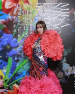 Tina Tamashiro Instagram - 昨夜は蜷川さんの個展の内覧会へお邪魔しました😉 蜷川さんの私物らしいのですが、♡ 素敵なTOMO KOIZUMIさんのドレスを着させて いただいて、ノボルさんのヘアメイクで もはやいつめんですね🥰安定感！笑 沢山の方がいらっしゃっていて、蜷川さんは 本当に愛されているし愛に溢れた場所でとても ほっこりした気持ちになりました😎 でも展示はバキバキです😎 蜷川さんこれからも宜しくお願いします🫶🏻らぶ 会期は長いので、中はゆっくり また次回見させてもらおうと思っています👐🏻楽しみ その時の様子はまたポストしますね📮 皆さんもぜひ遊びに行ってください👽 展覧会「蜷川実花展 EternityinaMoment 瞬きの中の永遠」 会期：2023年12月5日(火)〜2024年2月25日(日) 会場：虎ノ門ヒルズ 「トウキョウ ノード」 ギャラリーA・B・C 住所：東京都港区虎ノ門2-6-2 虎ノ門ヒルズ ステーションタワー 45F 開館時間：月・水・木・日曜日、祝日 10:00〜20:00 / 火曜日 10:00〜17:00 / 金・土曜日、祝前日 10:00〜21:00 ※入場はいずれも閉館30分前まで ※年末年始など休館日あり #蜷川実花展eim