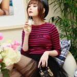 Tina Tamashiro Instagram - diorbeautyの新しい香水のPOPUPに行きました。 ディオリビエラは、クリスチャン・ディオールがこよなく愛したリビエラとの記憶を物語り、そして南仏に降り注ぐ優しい太陽の日差しからインスピレーションを得て作られました。  開放的なリゾートを連想させ、まさに人生を謳歌させてくれるような香り。  この季節にぴったりですが、肌にまとうと1日を通してあらゆる表情に変化します。   ローズ、いちじくの出会いからはじまる香りと蜂蜜のようなとろりとした色合い。輝くような日に導くためにつけたい香水です。 原宿にて期間限定のイベントも開催中なのでぜひ体験してみて下さい。 @diorbeauty @dior #メゾンクリスチャンディオール #ルジャルダンディオリビエラ #ディオールファインジュエリー #LEJARDINDIORIVIERA #SUPPORTEDBYDIOR 🤍@sachikogarcia_