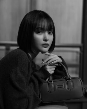 Tina Tamashiro Instagram - 昨晩は、日本で初開催となったMIUMIUCLUBに
参加し、能を鑑賞させて頂きました。

MIUMIU青山店からほど近い銕仙会で、数少ない
女性能楽師の一人である鵜澤光さんの舞『羽衣』を
鑑賞している間、初めての事はいつになっても素晴らしい体験だなと感じていました。笛や、太鼓の音に合わせて、静かな舞なのに厳かで圧倒され、時代をこえて受け継がれている説得力に溢れていました。

MIUMIU青山店にて、女性能面製作師の宇髙景子さんが製作された3つのお面を11/25まで展示しているようなのでぜひ立ち寄って見てください🧖‍♀️

日本の伝統芸能でありながら、中々拝見する機会がなく
今回触れる事ができとてもいい経験になりました。

これからも伝統芸能、出来るだけ体験したいな…！

#MiuMiu
 #MIUMIUCLUBTOKYO
#PR
#能

仲里依紗さんともご挨拶できて嬉しかったです🧏🏻‍♀️♡