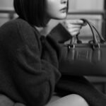 Tina Tamashiro Instagram - 昨晩は、日本で初開催となったMIUMIUCLUBに 参加し、能を鑑賞させて頂きました。 MIUMIU青山店からほど近い銕仙会で、数少ない 女性能楽師の一人である鵜澤光さんの舞『羽衣』を 鑑賞している間、初めての事はいつになっても素晴らしい体験だなと感じていました。笛や、太鼓の音に合わせて、静かな舞なのに厳かで圧倒され、時代をこえて受け継がれている説得力に溢れていました。 MIUMIU青山店にて、女性能面製作師の宇髙景子さんが製作された3つのお面を11/25まで展示しているようなのでぜひ立ち寄って見てください🧖‍♀️ 日本の伝統芸能でありながら、中々拝見する機会がなく 今回触れる事ができとてもいい経験になりました。 これからも伝統芸能、出来るだけ体験したいな…！ #MiuMiu #MIUMIUCLUBTOKYO #PR #能 仲里依紗さんともご挨拶できて嬉しかったです🧏🏻‍♀️♡