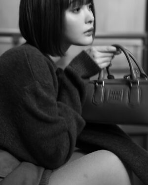 Tina Tamashiro Instagram - 昨晩は、日本で初開催となったMIUMIUCLUBに
参加し、能を鑑賞させて頂きました。

MIUMIU青山店からほど近い銕仙会で、数少ない
女性能楽師の一人である鵜澤光さんの舞『羽衣』を
鑑賞している間、初めての事はいつになっても素晴らしい体験だなと感じていました。笛や、太鼓の音に合わせて、静かな舞なのに厳かで圧倒され、時代をこえて受け継がれている説得力に溢れていました。

MIUMIU青山店にて、女性能面製作師の宇髙景子さんが製作された3つのお面を11/25まで展示しているようなのでぜひ立ち寄って見てください🧖‍♀️

日本の伝統芸能でありながら、中々拝見する機会がなく
今回触れる事ができとてもいい経験になりました。

これからも伝統芸能、出来るだけ体験したいな…！

#MiuMiu
 #MIUMIUCLUBTOKYO
#PR
#能

仲里依紗さんともご挨拶できて嬉しかったです🧏🏻‍♀️♡