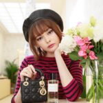 Tina Tamashiro Instagram - diorbeautyの新しい香水のPOPUPに行きました。 ディオリビエラは、クリスチャン・ディオールがこよなく愛したリビエラとの記憶を物語り、そして南仏に降り注ぐ優しい太陽の日差しからインスピレーションを得て作られました。  開放的なリゾートを連想させ、まさに人生を謳歌させてくれるような香り。  この季節にぴったりですが、肌にまとうと1日を通してあらゆる表情に変化します。   ローズ、いちじくの出会いからはじまる香りと蜂蜜のようなとろりとした色合い。輝くような日に導くためにつけたい香水です。 原宿にて期間限定のイベントも開催中なのでぜひ体験してみて下さい。 @diorbeauty @dior #メゾンクリスチャンディオール #ルジャルダンディオリビエラ #ディオールファインジュエリー #LEJARDINDIORIVIERA #SUPPORTEDBYDIOR 🤍@sachikogarcia_