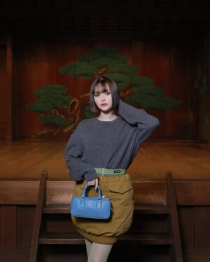 Tina Tamashiro Instagram - 昨晩は、日本で初開催となったMIUMIUCLUBに
参加し、能を鑑賞させて頂きました。

MIUMIU青山店からほど近い銕仙会で、数少ない
女性能楽師の一人である鵜澤光さんの舞『羽衣』を
鑑賞している間、初めての事はいつになっても素晴らしい体験だなと感じていました。笛や、太鼓の音に合わせて、静かな舞なのに厳かで圧倒され、時代をこえて受け継がれている説得力に溢れていました。

MIUMIU青山店にて、女性能面製作師の宇髙景子さんが製作された3つのお面を11/25まで展示しているようなのでぜひ立ち寄って見てください🧖‍♀️

日本の伝統芸能でありながら、中々拝見する機会がなく
今回触れる事ができとてもいい経験になりました。

これからも伝統芸能、出来るだけ体験したいな…！

#MiuMiu
 #MIUMIUCLUBTOKYO
#PR
#能

仲里依紗さんともご挨拶できて嬉しかったです🧏🏻‍♀️♡