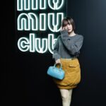 Tina Tamashiro Instagram - 昨晩は、日本で初開催となったMIUMIUCLUBに 参加し、能を鑑賞させて頂きました。 MIUMIU青山店からほど近い銕仙会で、数少ない 女性能楽師の一人である鵜澤光さんの舞『羽衣』を 鑑賞している間、初めての事はいつになっても素晴らしい体験だなと感じていました。笛や、太鼓の音に合わせて、静かな舞なのに厳かで圧倒され、時代をこえて受け継がれている説得力に溢れていました。 MIUMIU青山店にて、女性能面製作師の宇髙景子さんが製作された3つのお面を11/25まで展示しているようなのでぜひ立ち寄って見てください🧖‍♀️ 日本の伝統芸能でありながら、中々拝見する機会がなく 今回触れる事ができとてもいい経験になりました。 これからも伝統芸能、出来るだけ体験したいな…！ #MiuMiu #MIUMIUCLUBTOKYO #PR #能 仲里依紗さんともご挨拶できて嬉しかったです🧏🏻‍♀️♡