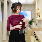 Tina Tamashiro Instagram - diorbeautyの新しい香水のPOPUPに行きました。 ディオリビエラは、クリスチャン・ディオールがこよなく愛したリビエラとの記憶を物語り、そして南仏に降り注ぐ優しい太陽の日差しからインスピレーションを得て作られました。  開放的なリゾートを連想させ、まさに人生を謳歌させてくれるような香り。  この季節にぴったりですが、肌にまとうと1日を通してあらゆる表情に変化します。   ローズ、いちじくの出会いからはじまる香りと蜂蜜のようなとろりとした色合い。輝くような日に導くためにつけたい香水です。 原宿にて期間限定のイベントも開催中なのでぜひ体験してみて下さい。 @diorbeauty @dior #メゾンクリスチャンディオール #ルジャルダンディオリビエラ #ディオールファインジュエリー #LEJARDINDIORIVIERA #SUPPORTEDBYDIOR 🤍@sachikogarcia_